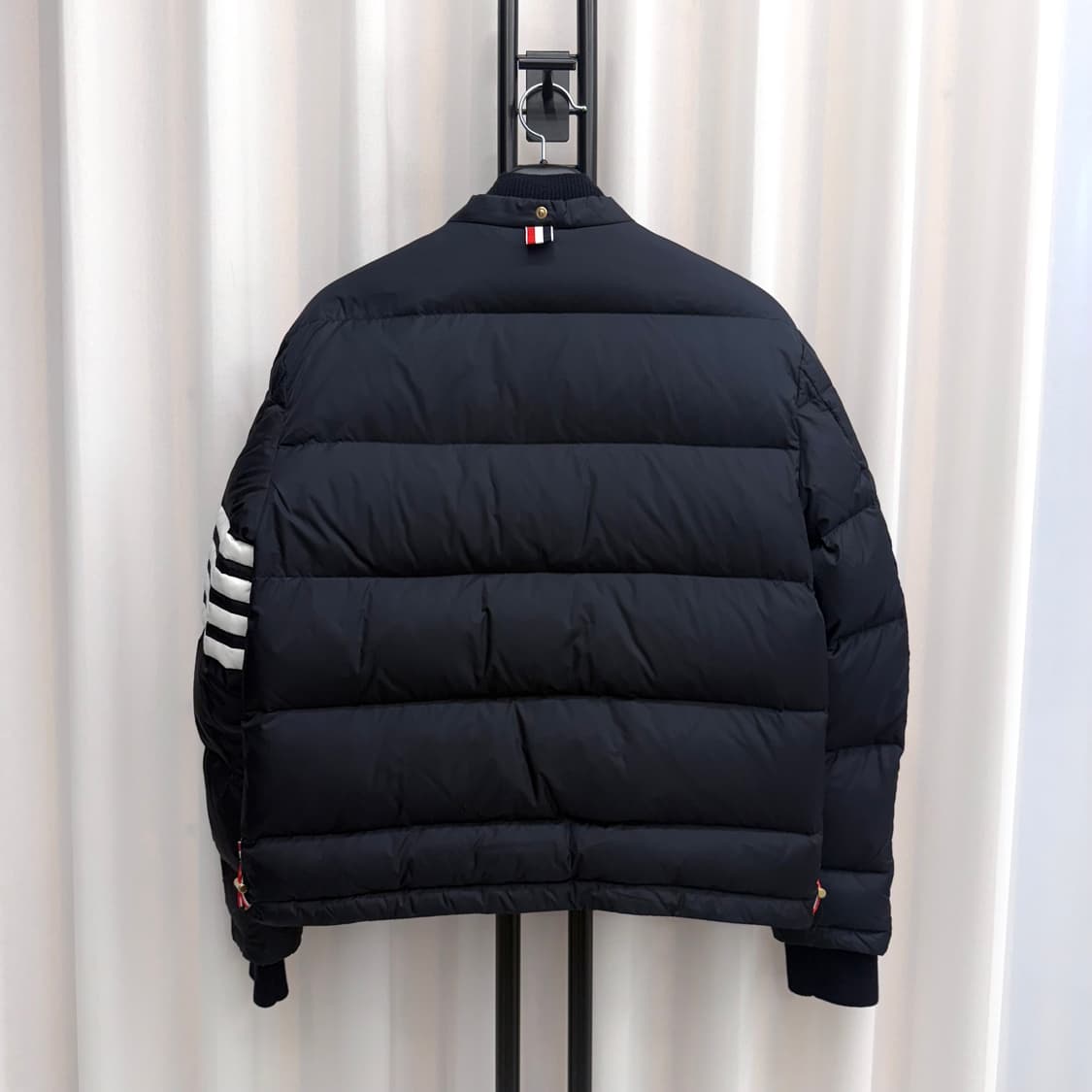 [2] 톰브라운 사선완장 금장 패딩 상품이미지2