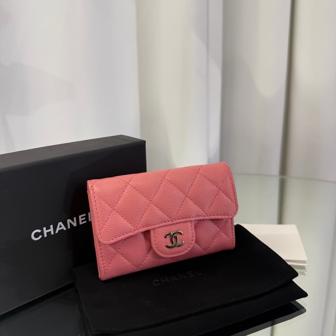 샤넬 클래식 카드 홀더 그레인드 카프스킨 & 골드 메탈 유광핑크 상품이미지2