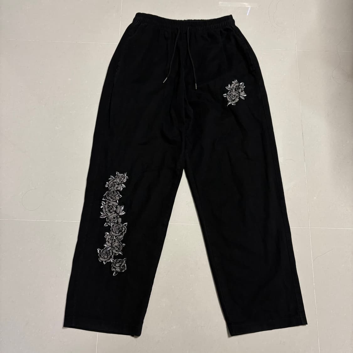 정품 위캔더스 로즈팬츠 장미 자수 블랙 밴딩 바지 상품이미지3