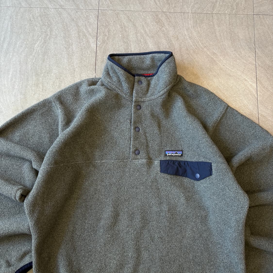 파타고니아 정품 신칠라 그레이 스냅티 상품이미지3