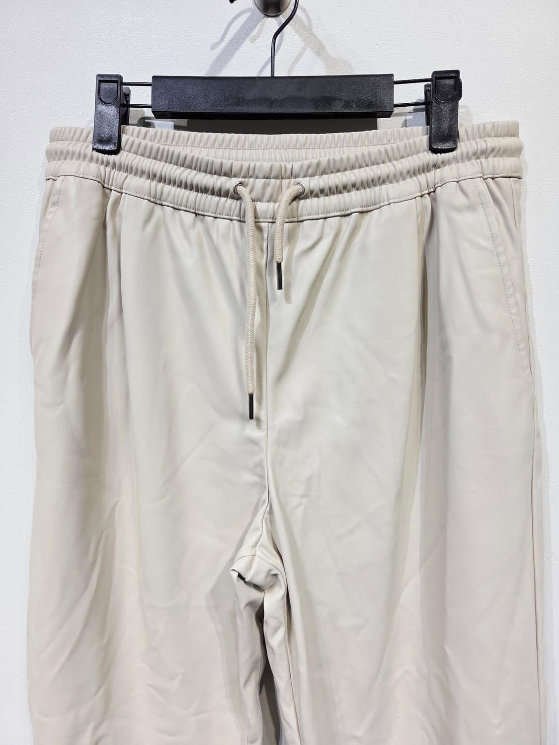 자라 가죽코팅 아이보리 조거 팬츠_28 상품이미지3