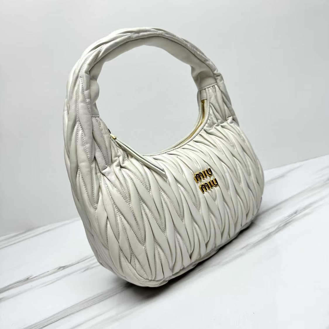 미우 미우 원더 마틀라세 나파 레더 호보백 화이트 상품이미지2