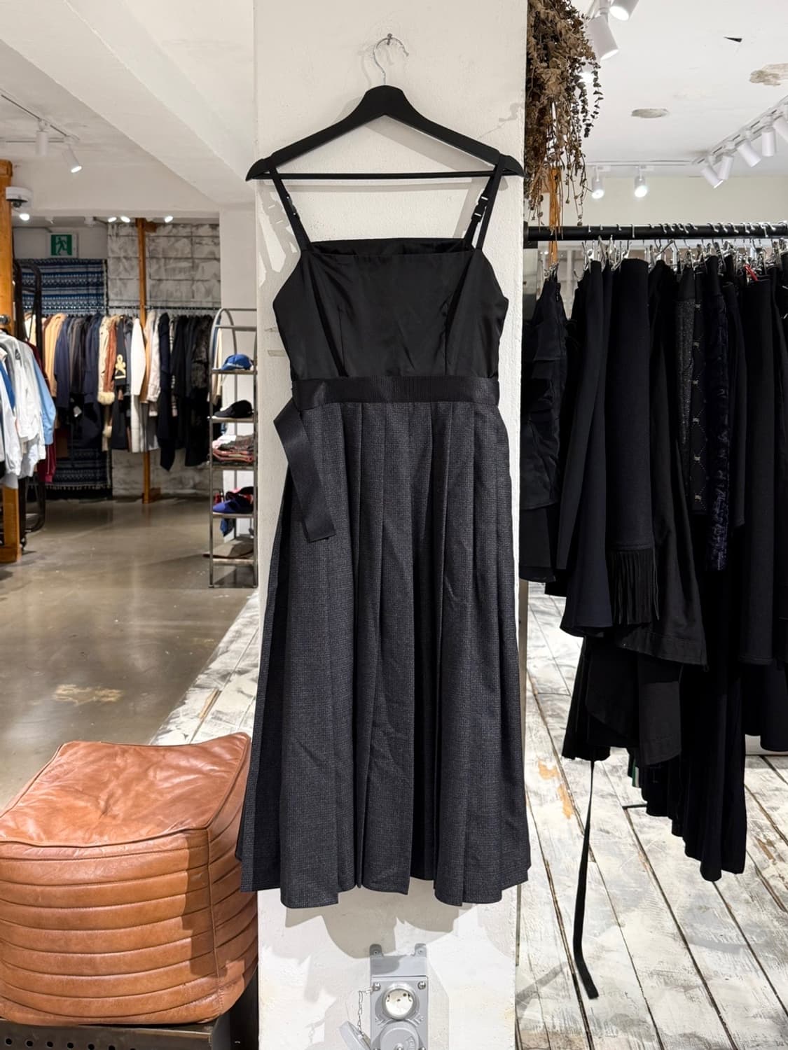 프라다 블랙 리나일론 울 플리츠 버클 드레스 상품이미지4