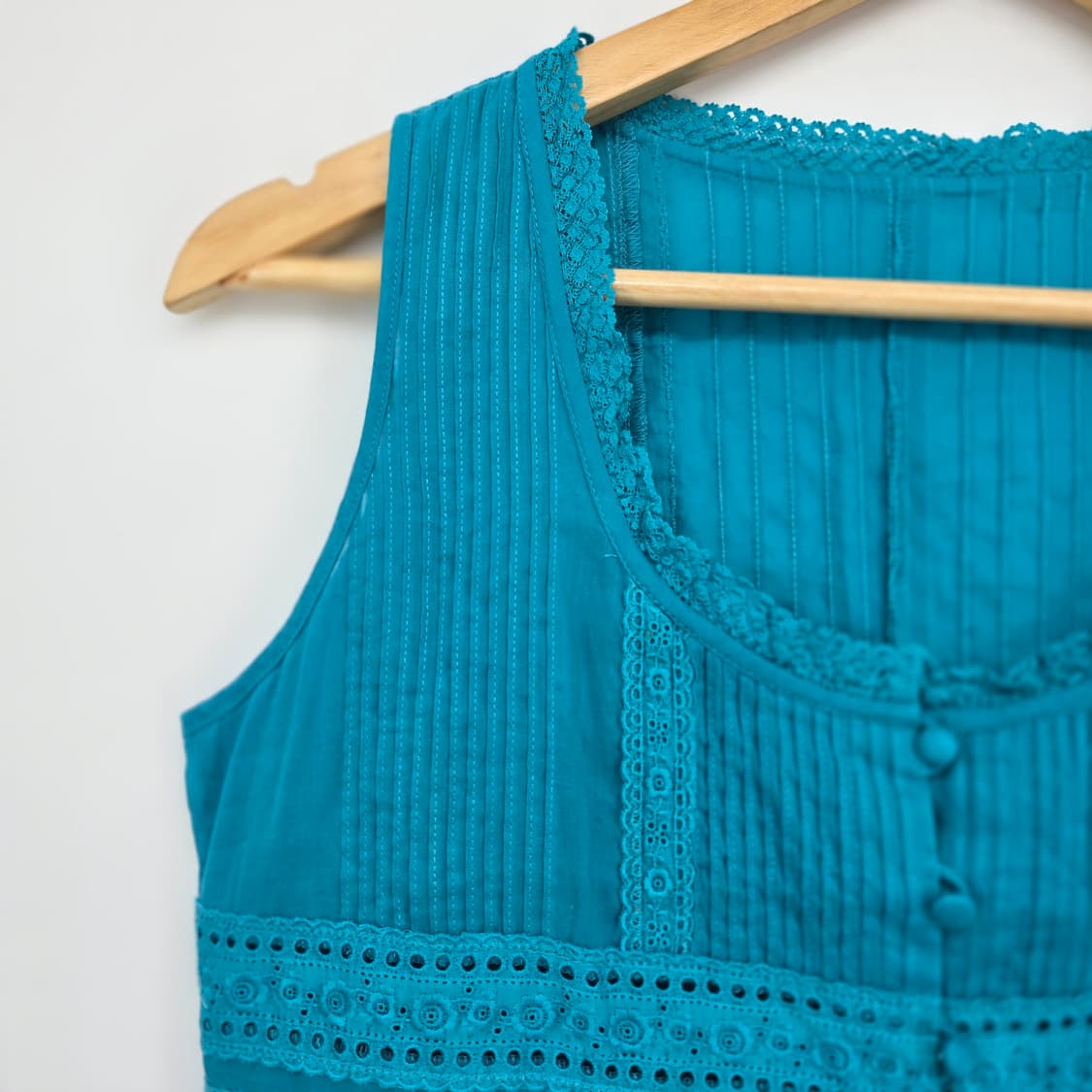 (COMME ÇA DU MODE) 레이스 디테일 슬리브리스 블라우스 상품이미지4