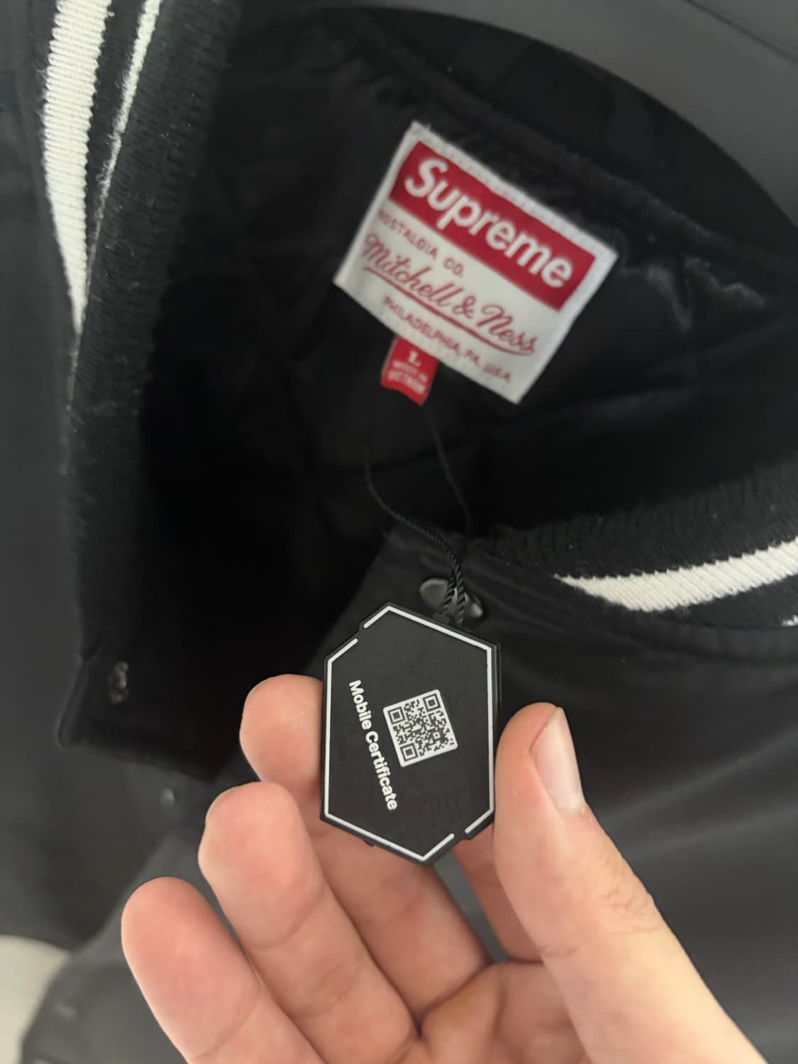 슈프림 미첼 & 네스 사틴 바시티 자켓 블랙 - 24FW 상품이미지3