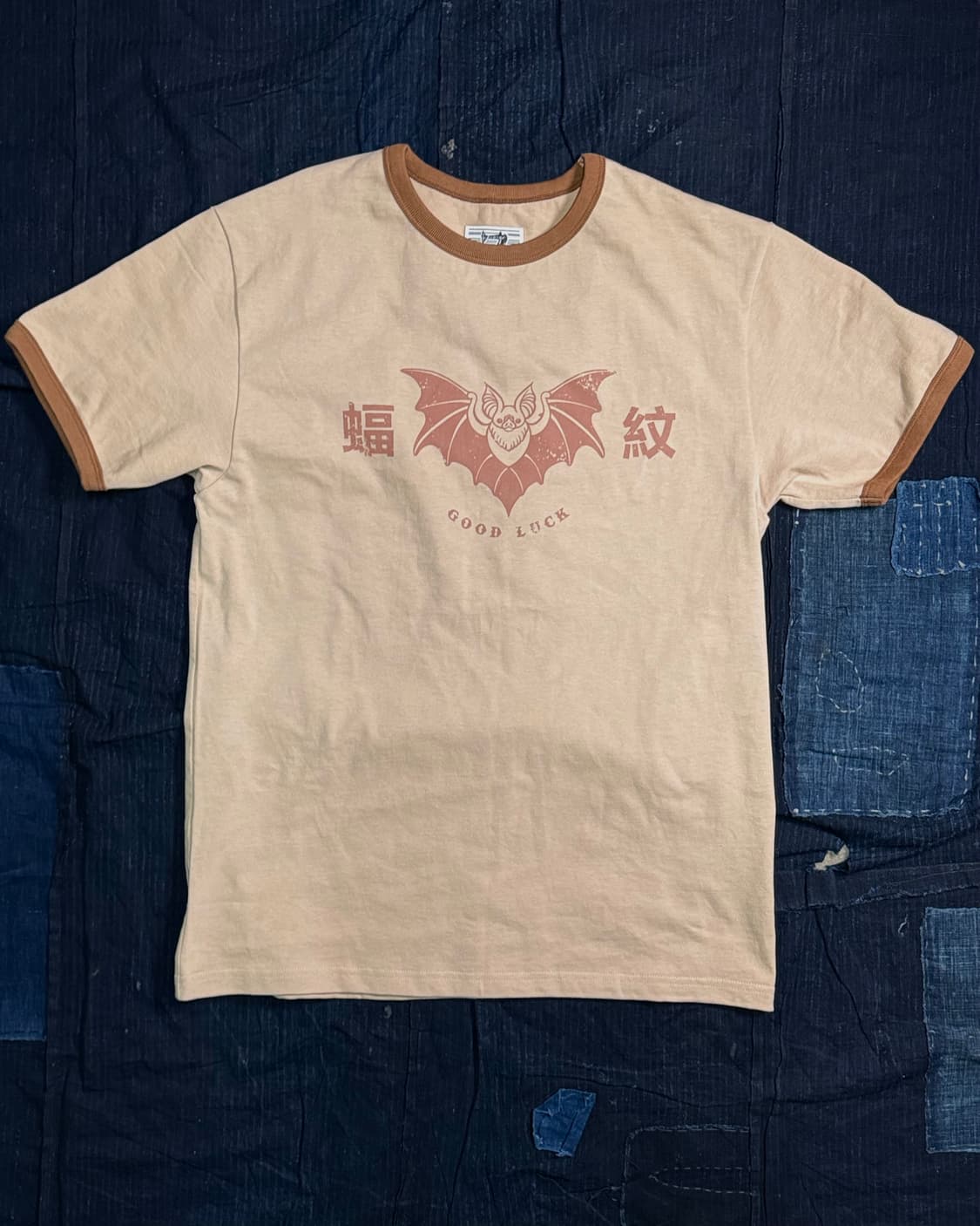 모쿠토 박쥐패턴(Good Luck) 링거티 - 브라운 M/L/XL 상품이미지1