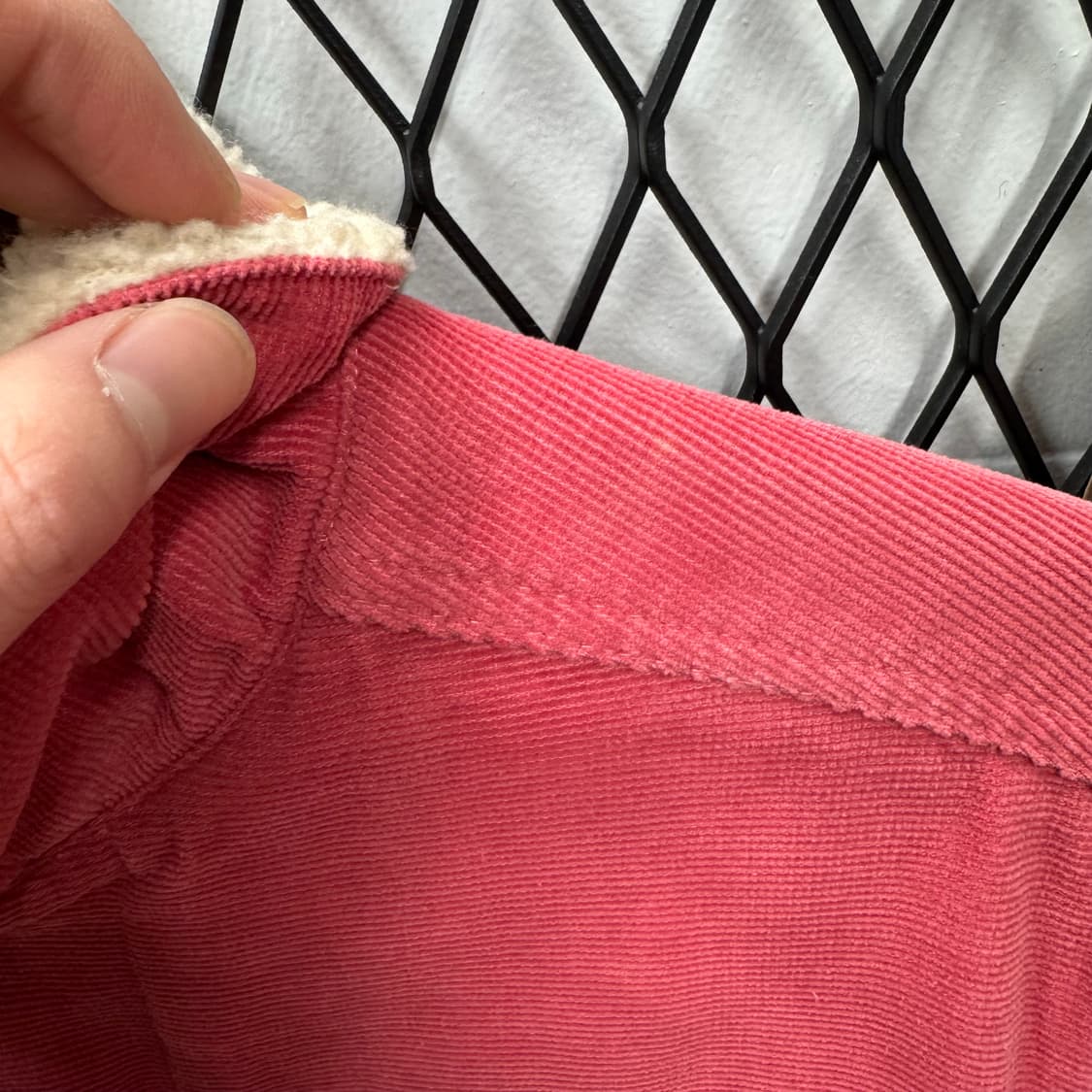 엘엘빈 코듀로이 쉐르파 트러커자켓 전면 투포켓 디테일 코랄 상품이미지9