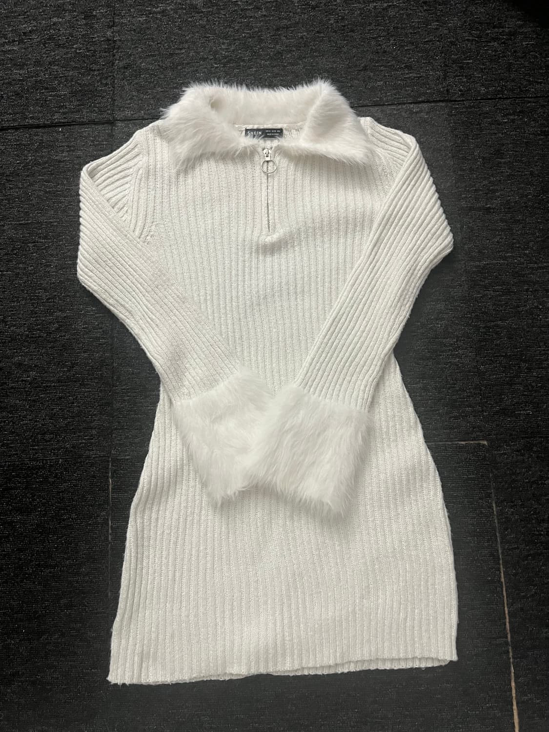아이보리 털 장식 니트 원피스 상품이미지1