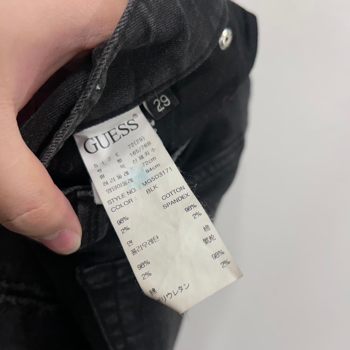 게스 슬림핏 은장 로고 절개 흑청 데님팬츠 상품이미지4