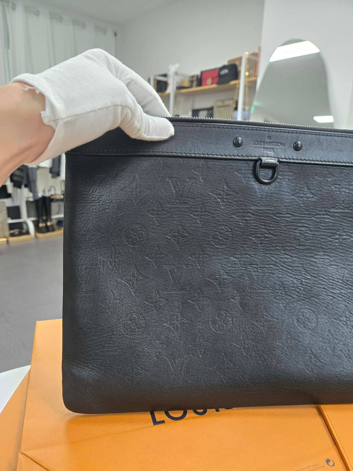 [40%할인] 루이비통 포쉐트 쉐도우 클러치백 상품이미지4