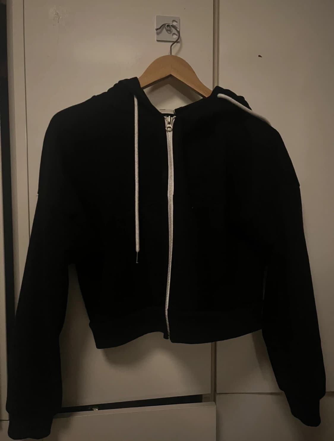 크롭 블랙 후드집업 상품이미지1