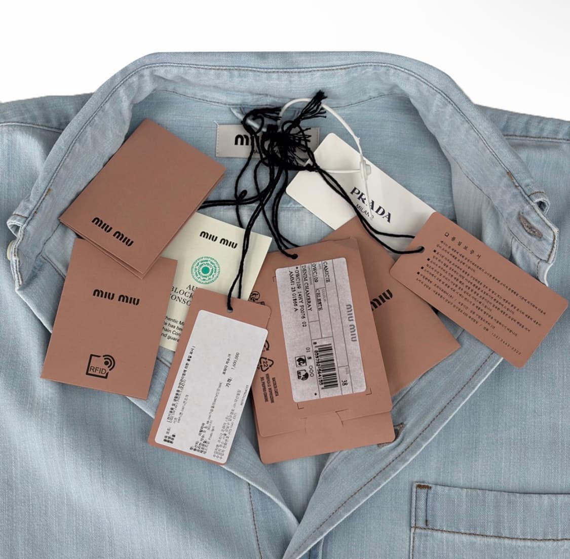 [38] 미우미우 24ss 샴브레이 자수 로고 데님 셔츠 라이트 블루 상품이미지7