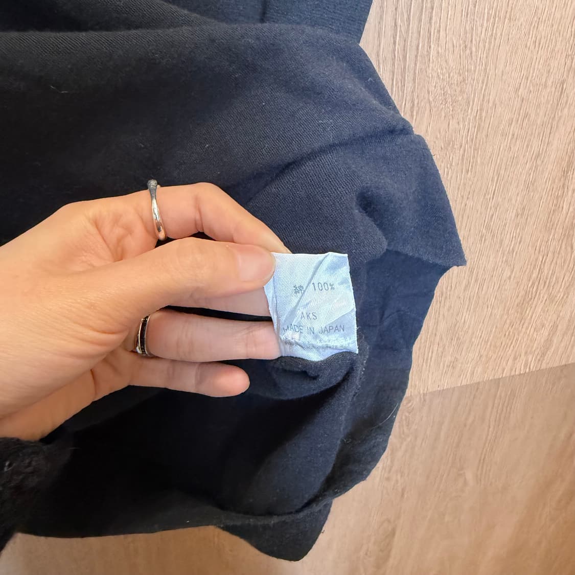 미셸 클라인 슬리브리스 티셔츠 셔링 넥라인 디테일 슬림핏 블랙 상품이미지6