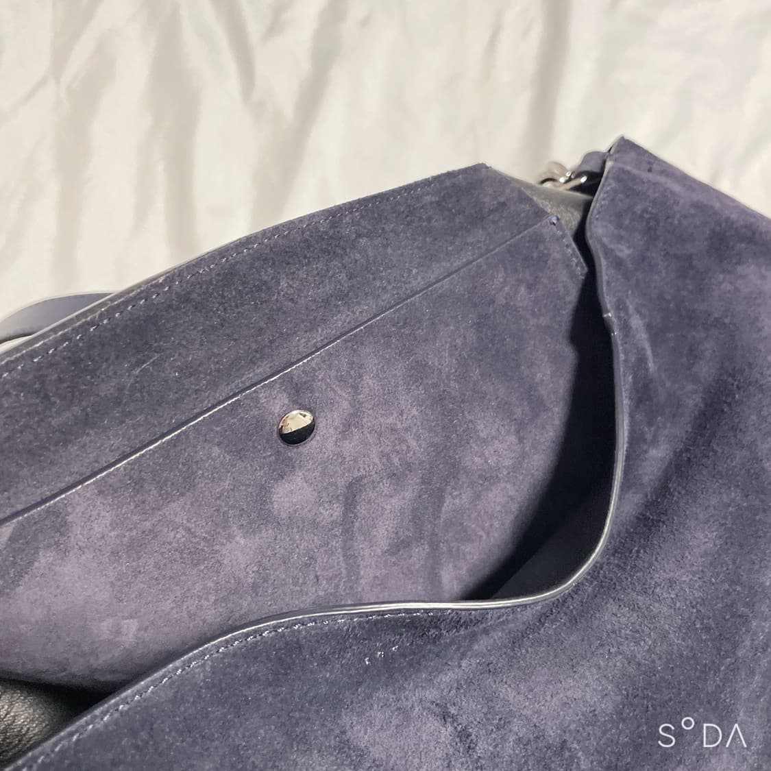 띠어리 스웨이드 숄더백 네이비 상품이미지7