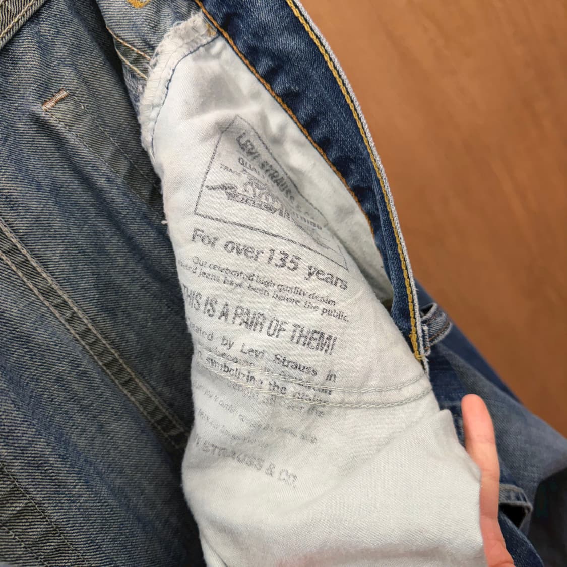 리바이스 워싱 데님 팬츠 버튼 클로징 레드 로고 탭 포켓 디테일 중청 상품이미지7