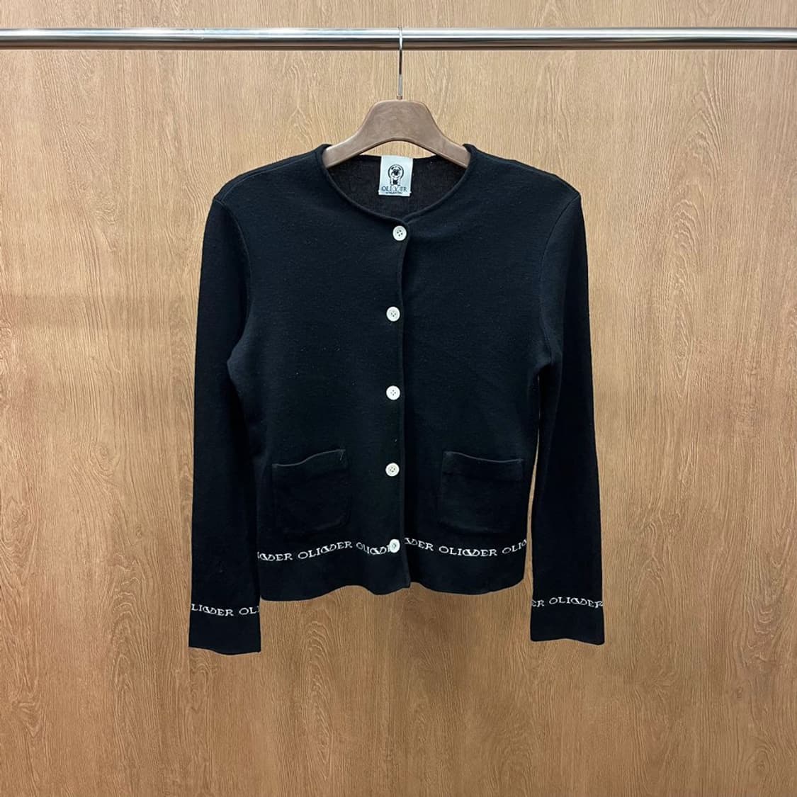 발렌티노 라운드넥 니트 가디건 밑단 소매 올리버 로고 자카드 디테일 블랙 상품이미지2