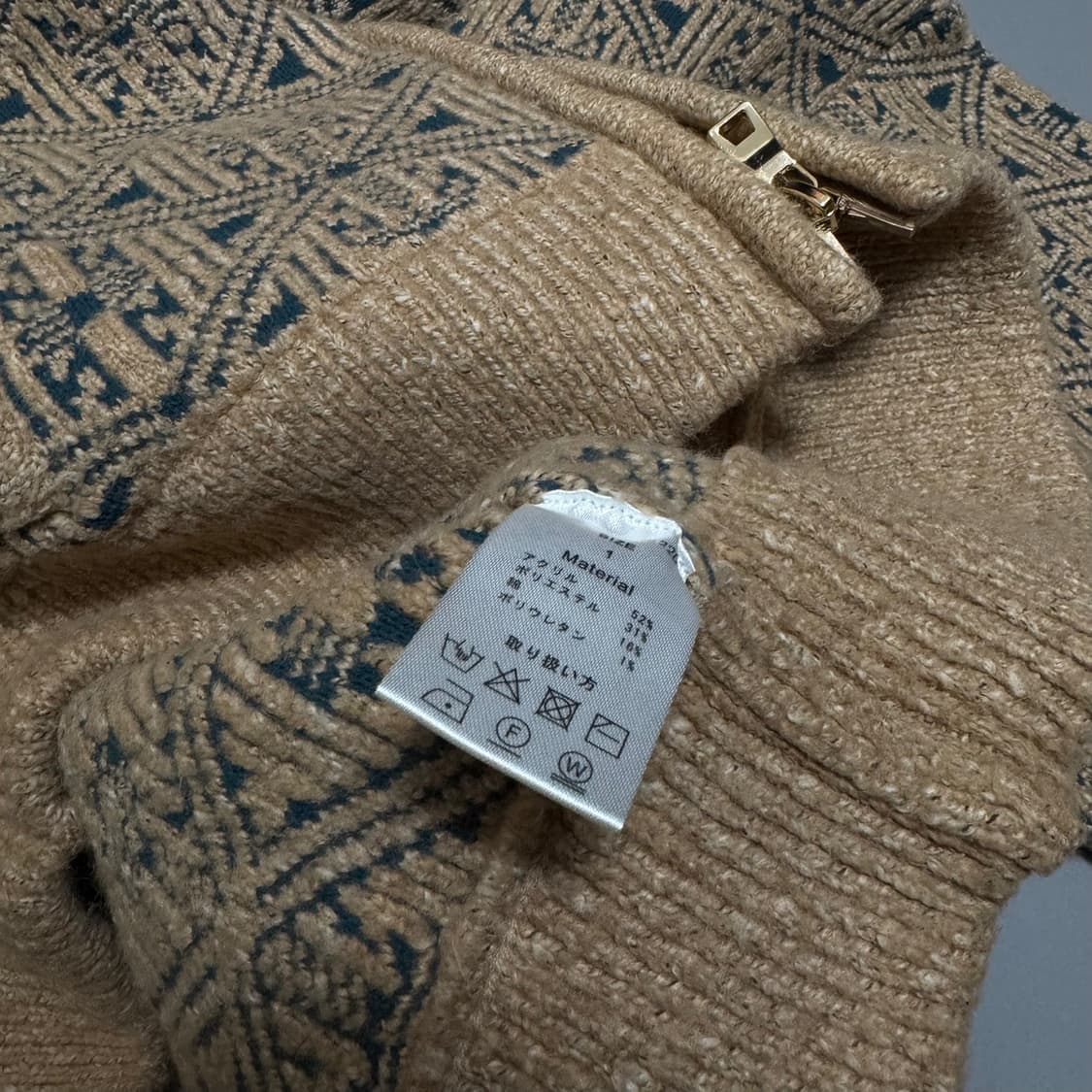 소어트(soerte) 22AW 베이지 자카드 하이넥 드라이버 니트 집업 상품이미지6