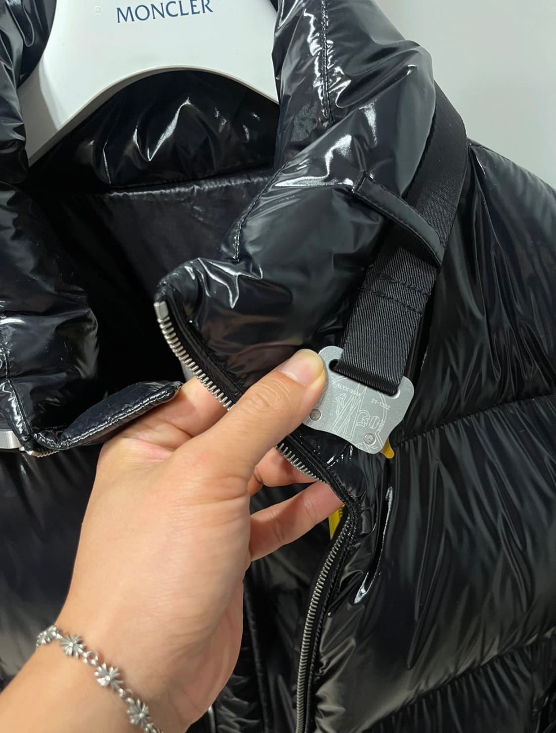 몽클레어 1017 알릭스 콜라보 유광 패딩 상품이미지2