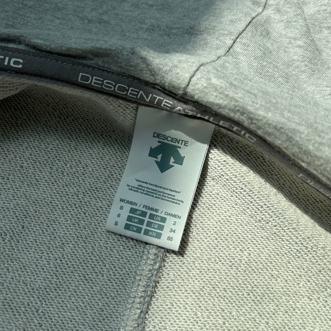 데상트 그레이 크롭 레터링 후드집업 상품이미지8