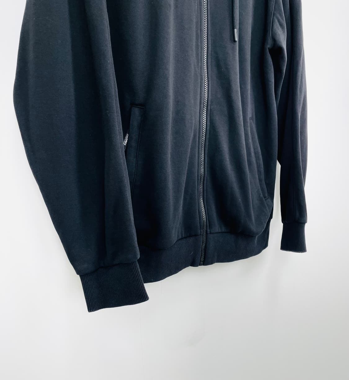 Discovery Expedition 블랙 로고 후드 집업 상품이미지3