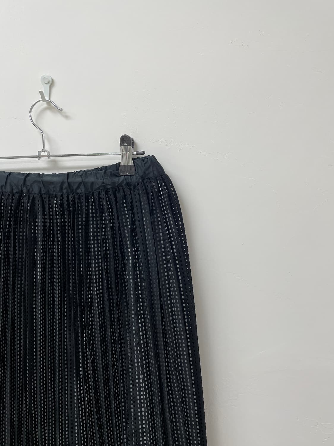 rhythomos 블랙  펀칭 플리츠 스커트 상품이미지3