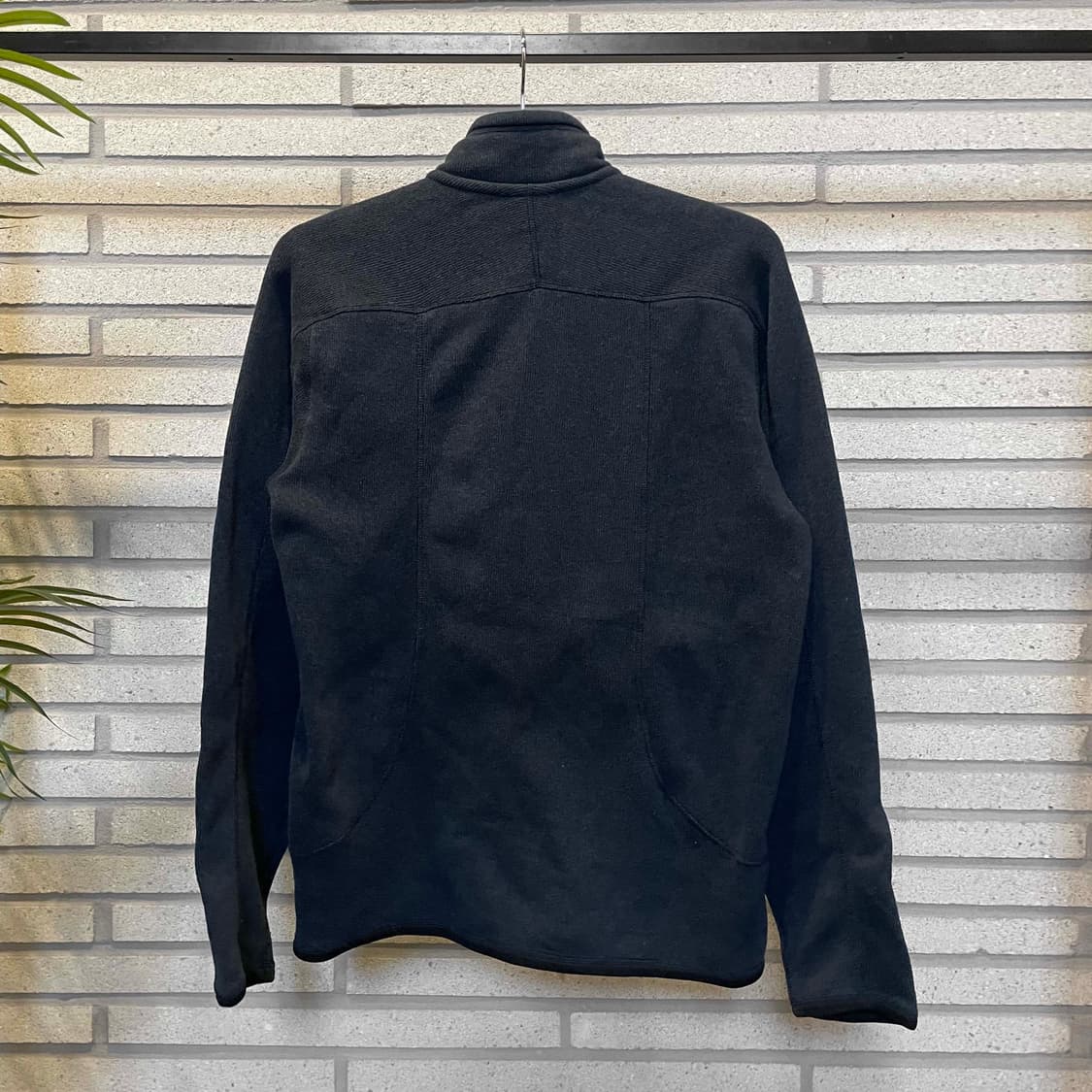 베터 스웨터 집업 자켓 하이넥 투포켓 로고 디테일 네이비 10% 할인 상품이미지3