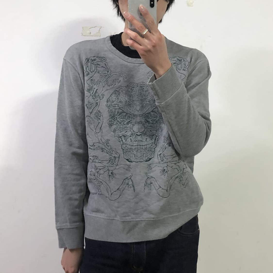 알렉산더 맥퀸 자수 맨투맨 상품이미지3