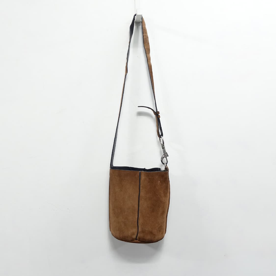 ACNE STUDIOS 아크네 스튜디오 브라운 스웨이드 마켓 버킷백 상품이미지5