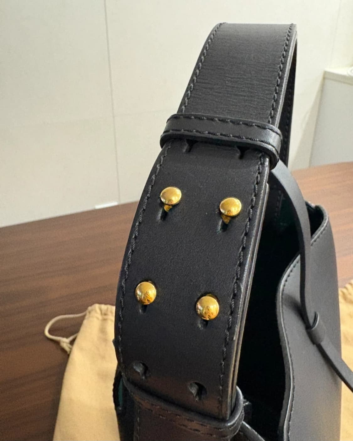 버버리 레더 버킷백 상품이미지7