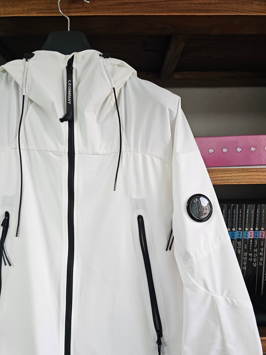 씨피에서 가장 인기 기본 모델 프로텍 CP컴퍼니 화이트 바람막이 팔아요 상품이미지2