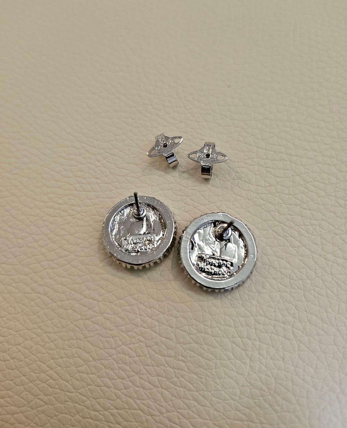 비비안웨스트우드 업사이클링 핑크 단추 귀걸이 상품이미지5