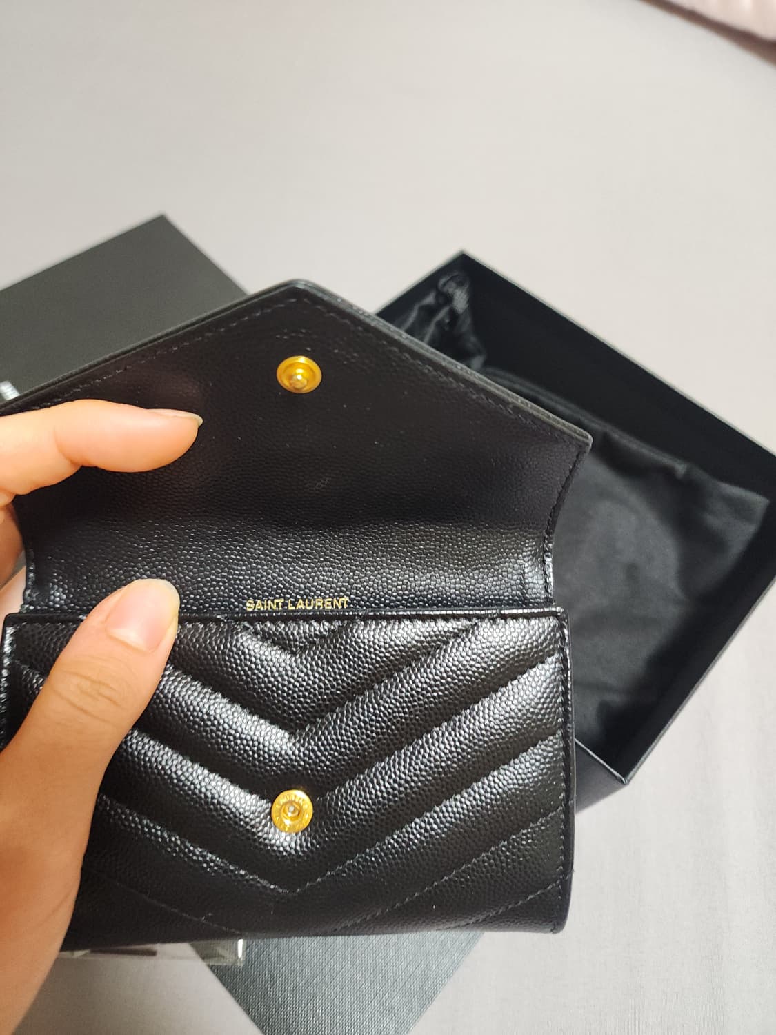 생로랑 카산드라 마틀라세 카드지갑 블랙 금장 상품이미지3