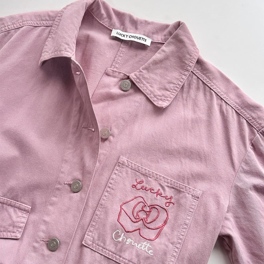 럭키슈에뜨 자수 포인트 핑크 데님 점프수트 상품이미지2