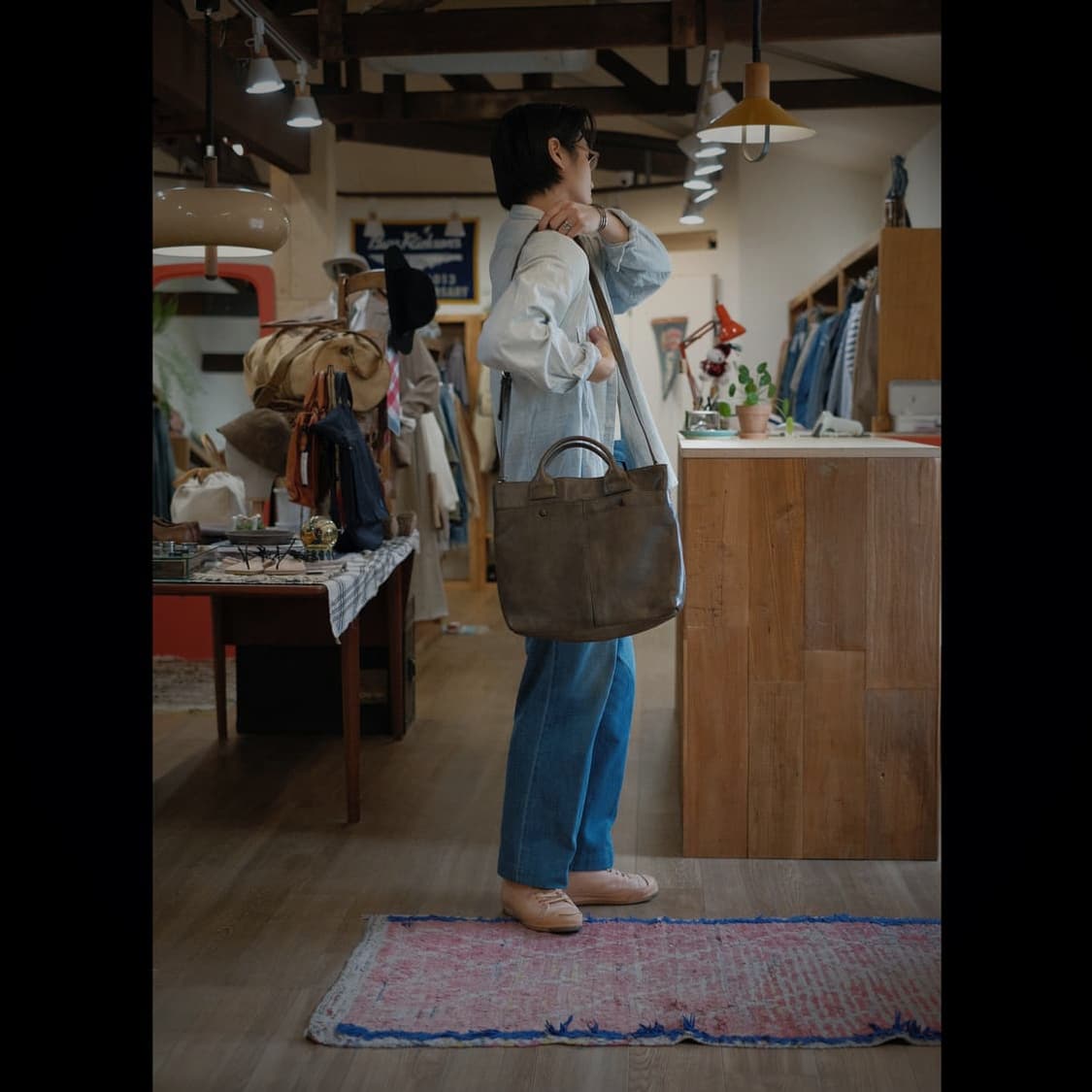 마가렛 호웰 아이디어 빈티지 가공 태닝 가죽 헬맷백 상품이미지7