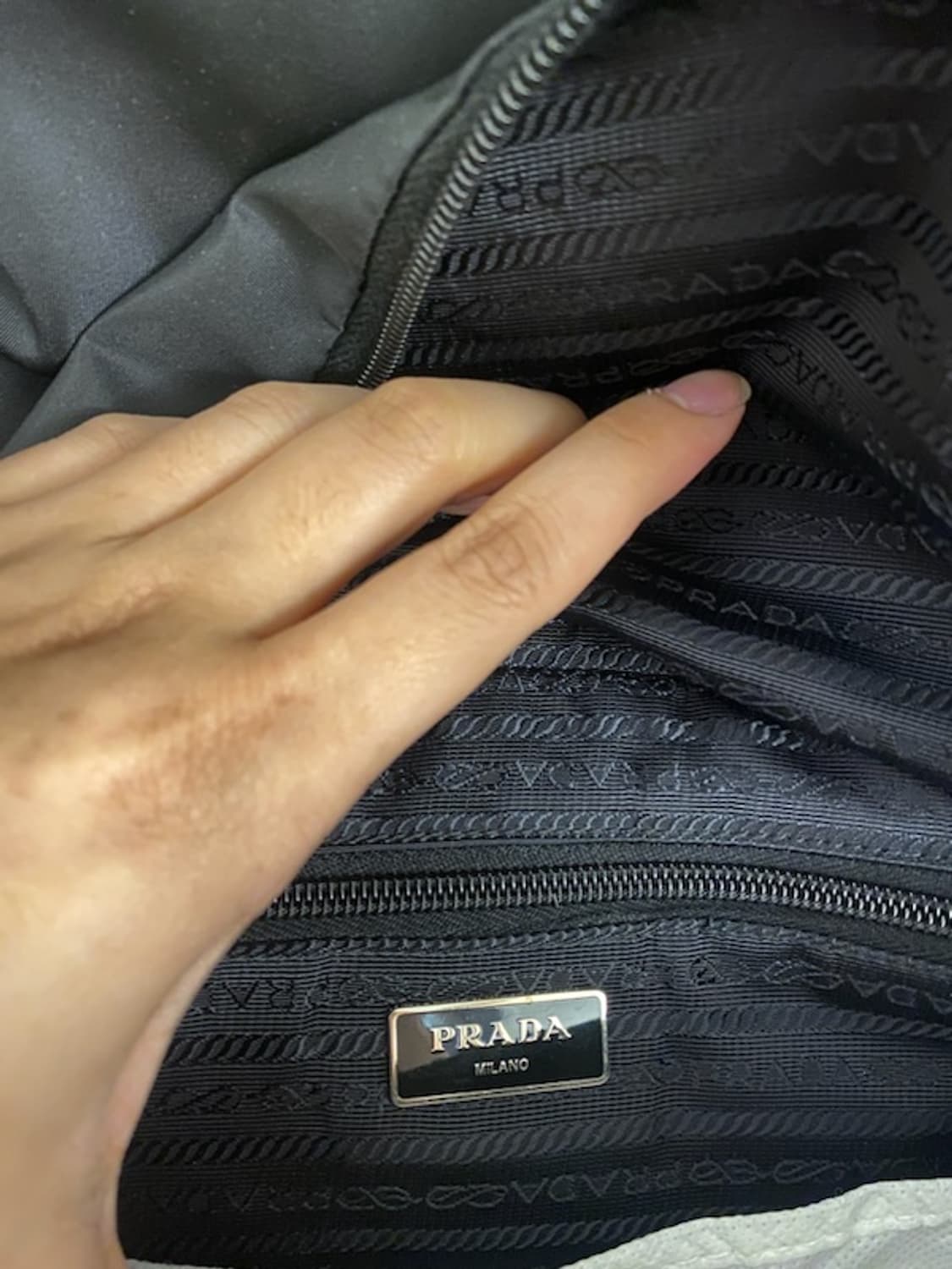 [M] 프라다 테수토 나일론 바이커백 크로스백 블랙 미듐 2VH994 상품이미지5