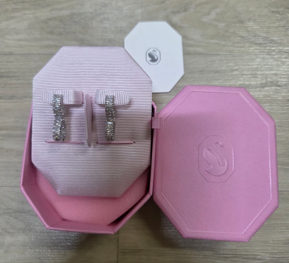 새제품)스와로브스키 바게트컷 인피니티 귀걸이 정품 상품이미지5
