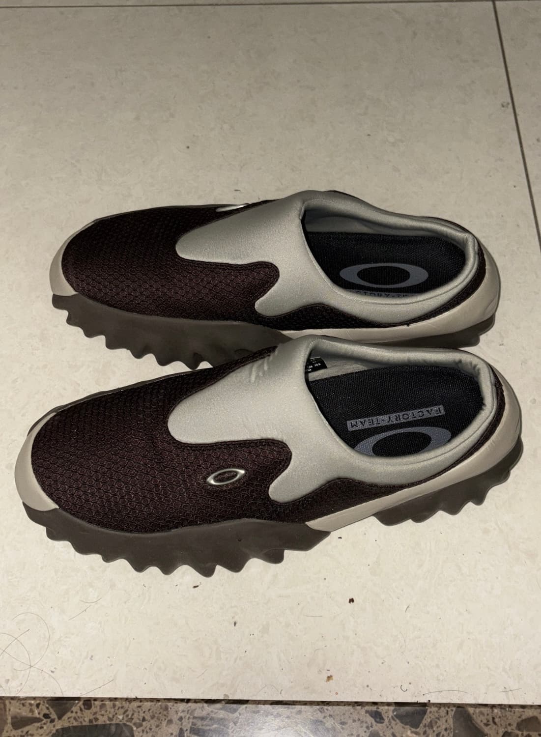 오클리 팩토리 팀 x 브래인 데드 오스트리치 찹 쏘우 뮬 마룬 애스프레소 상품이미지3