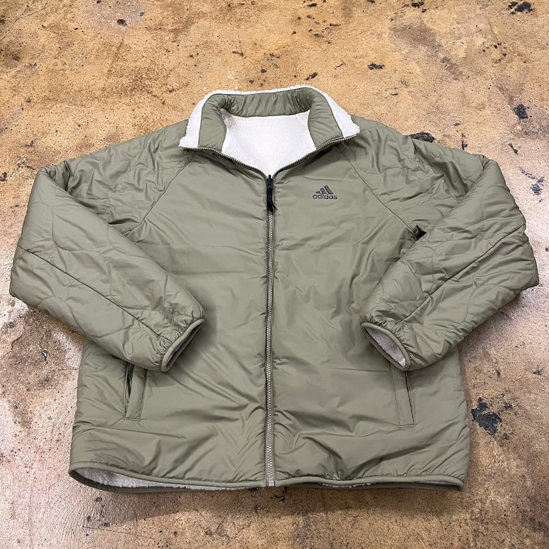 아디다스 리서시블 양면 후리스 패딩 카키 백로고  상품이미지2