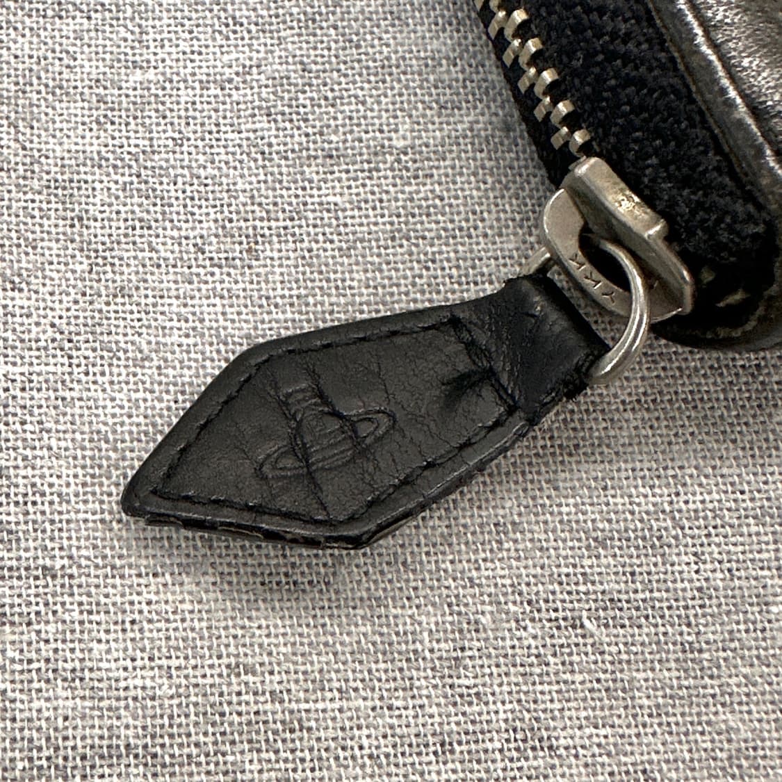 비비안웨스트우드 오브 엠보싱 가죽 장지갑 상품이미지3