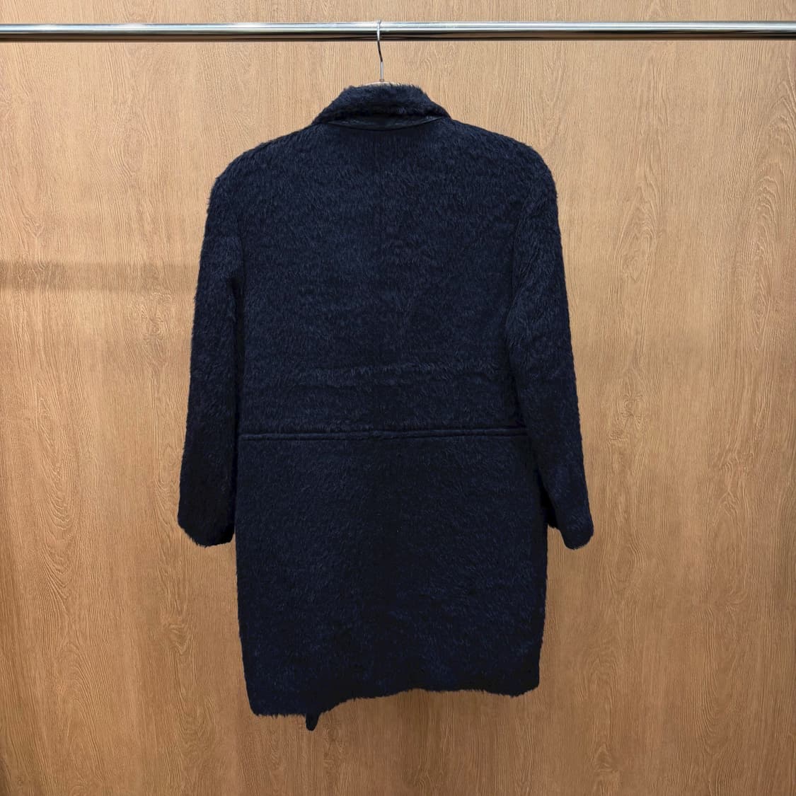 산드로 롱 코트 퍼 텍스처 언밸런스 집업 레더 포켓 디테일 블랙 상품이미지3