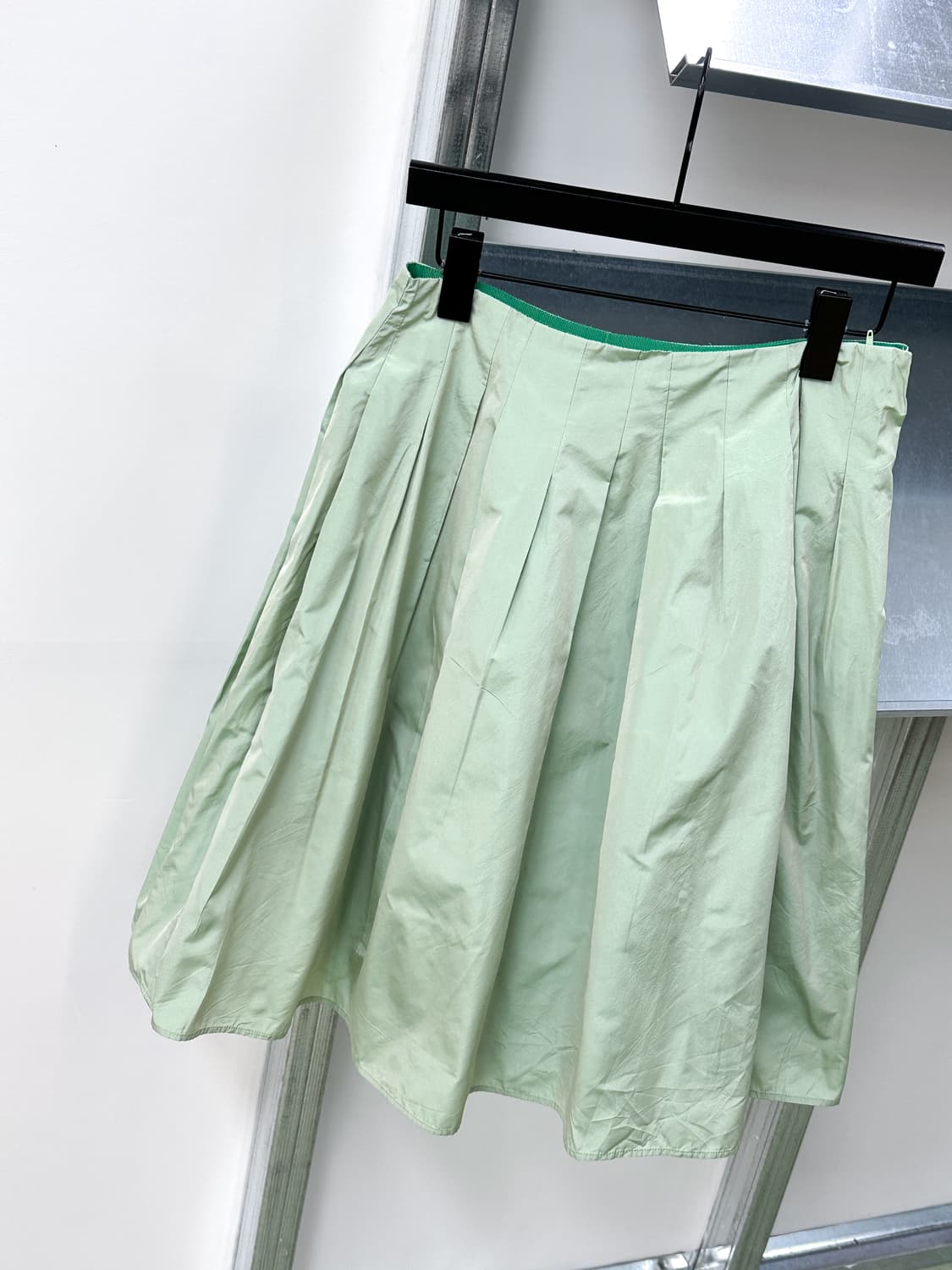 mint silky pleats midi skirt 상품이미지1