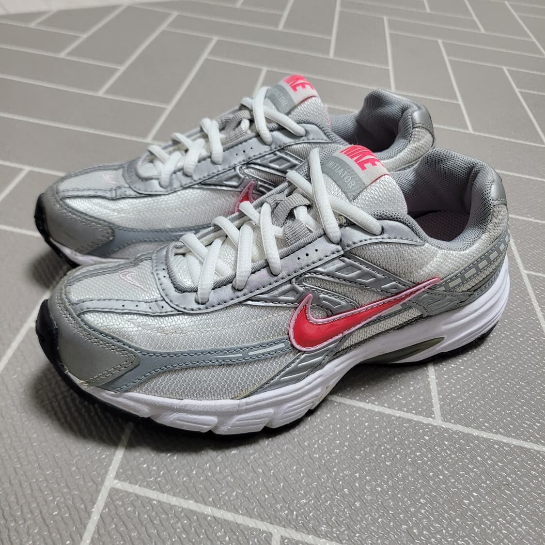 나이키 이니시에이터 실버핑크 운동화 225cm 상품이미지1