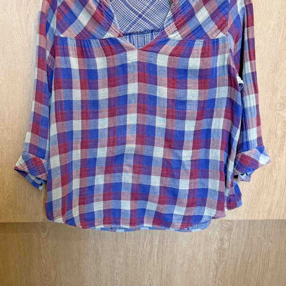 빈티지 브이넥 체크 블라우스 7부 소매 디테일 루즈핏 레드 블루 상품이미지4