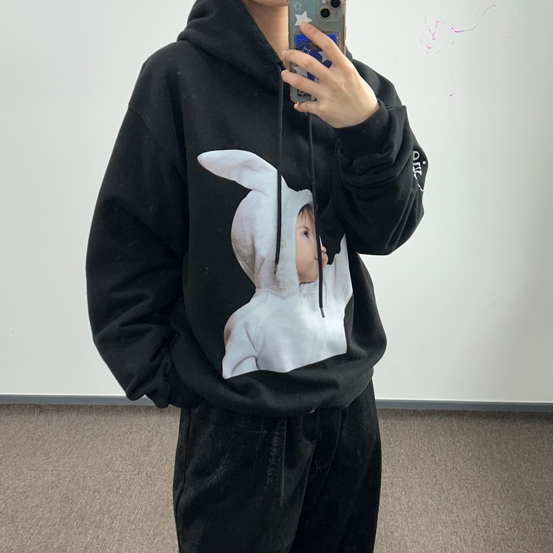 Acme de la vie 아크메드라비 사이드&백 로고 블랙 후드티  상품이미지2