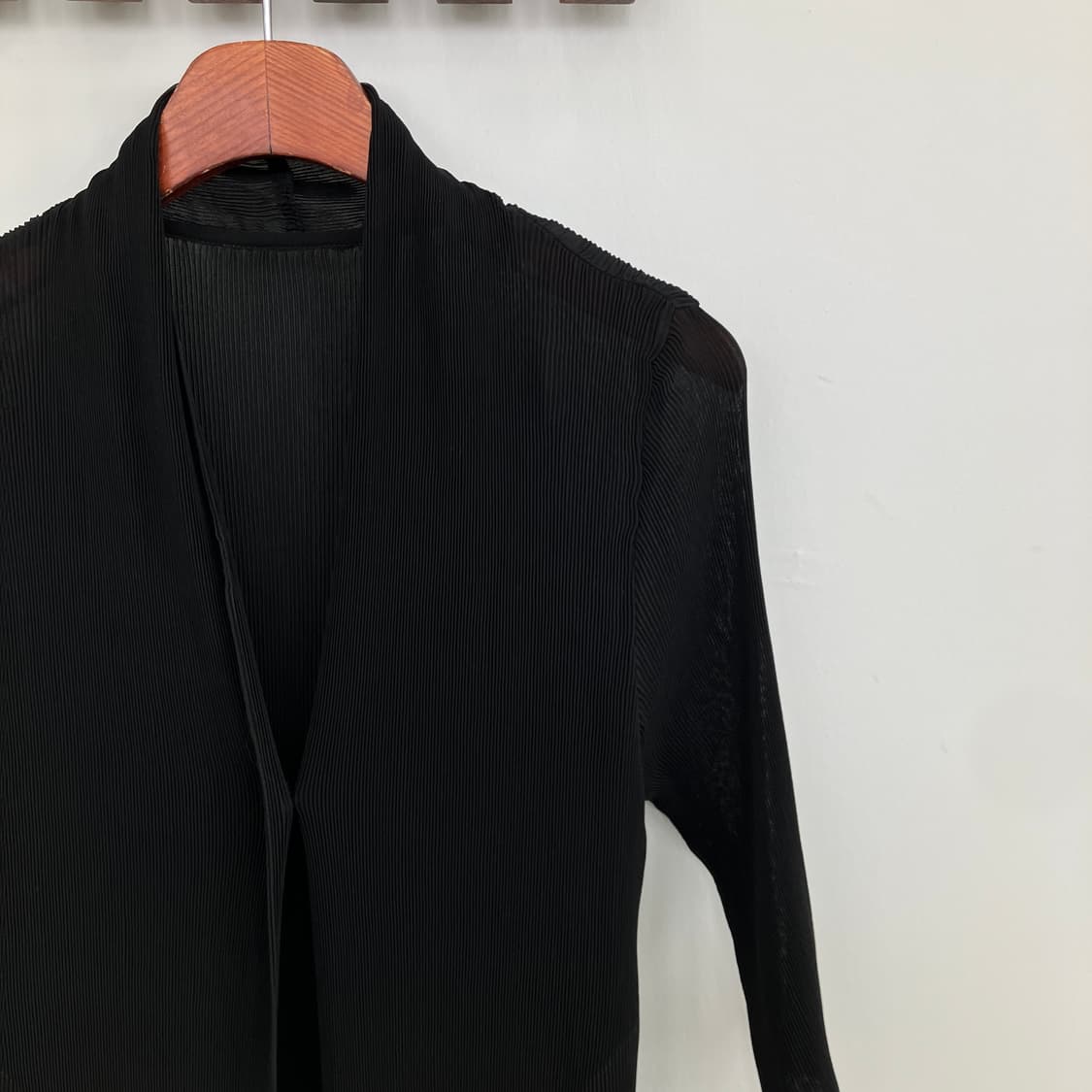 이세이 미야케 블랙 플리츠 롱 가디건 상품이미지2