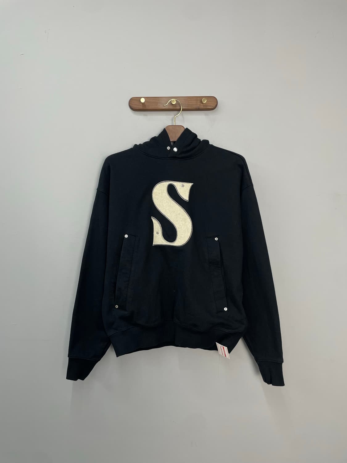 세터 리벳 아플리케 포켓 로고 블랙 후드티 H1931 상품이미지2