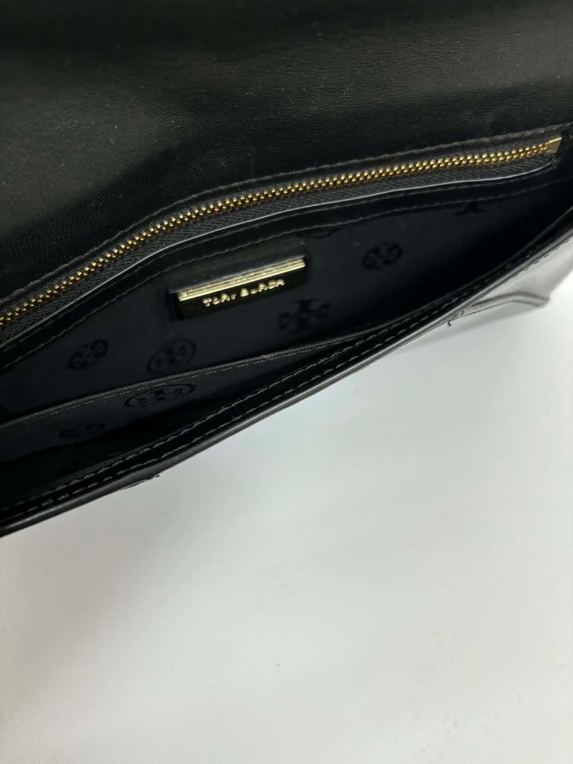 토리버치 페이던트 레더 지지 클러치 백 상품이미지4