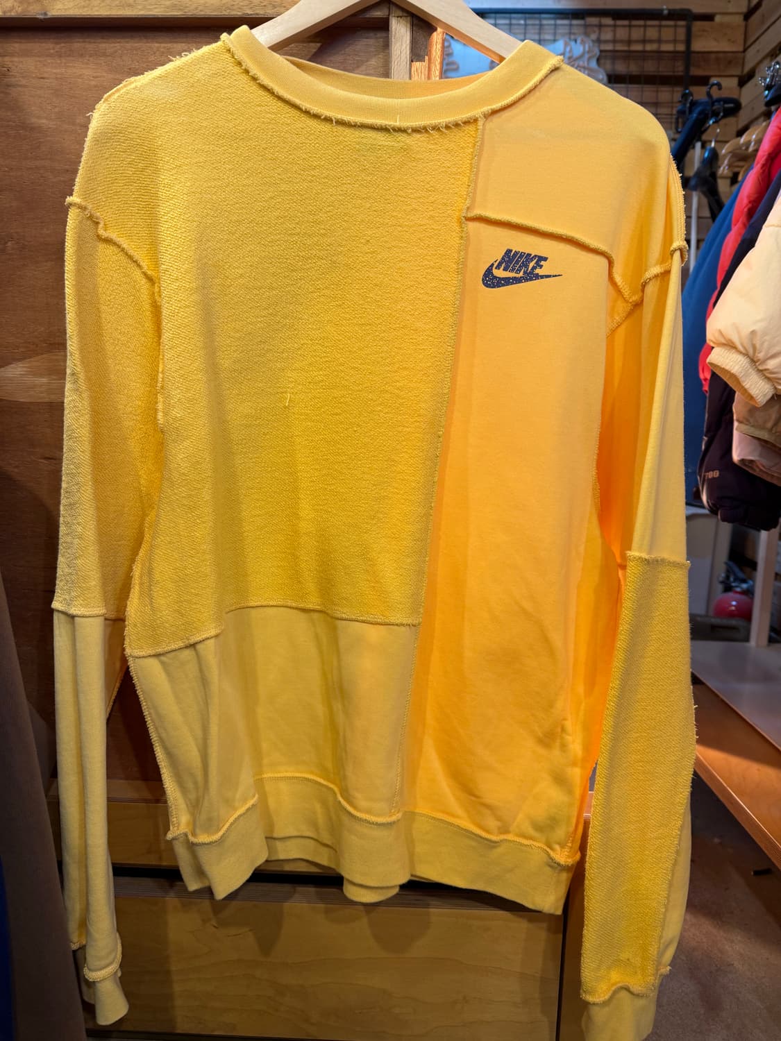 나이키 옐로우 맨투맨 상품이미지1