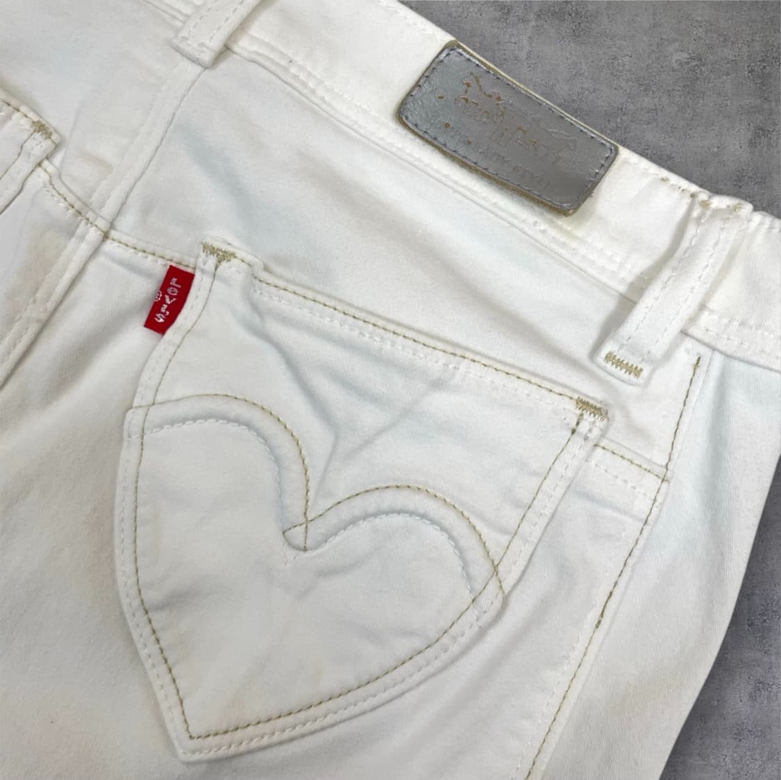 리바이스 레이디 스타일 화이트 하트포켓 데님 미니스커트 상품이미지7