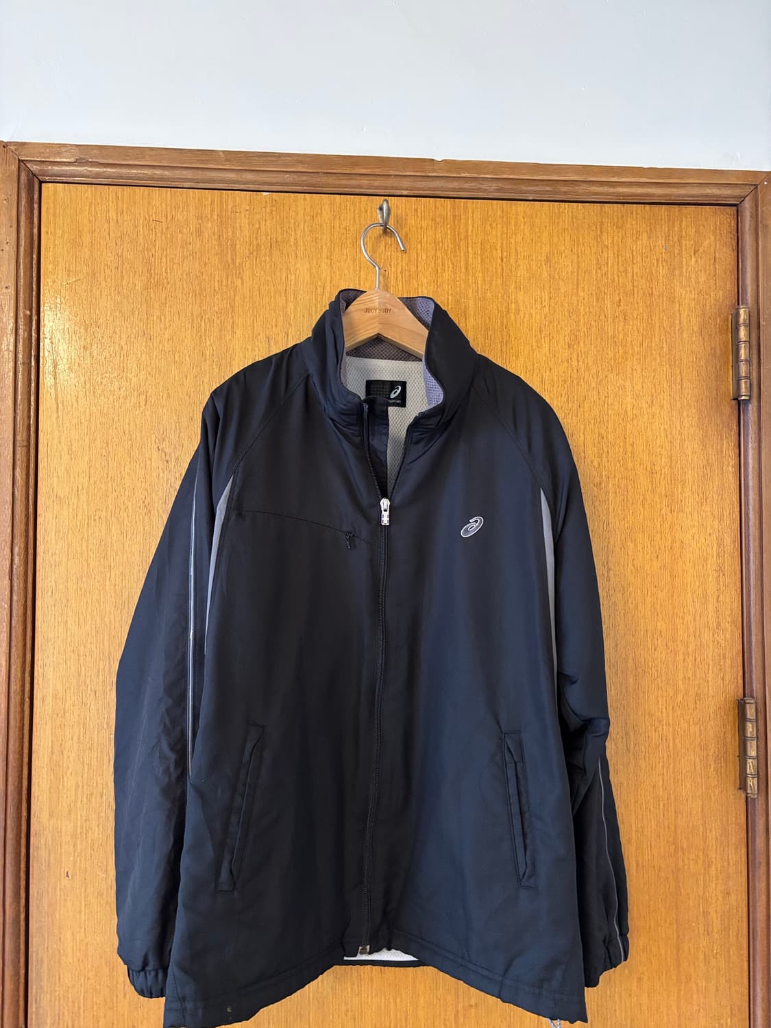 아식스 블랙 바람막이자켓 상품이미지1